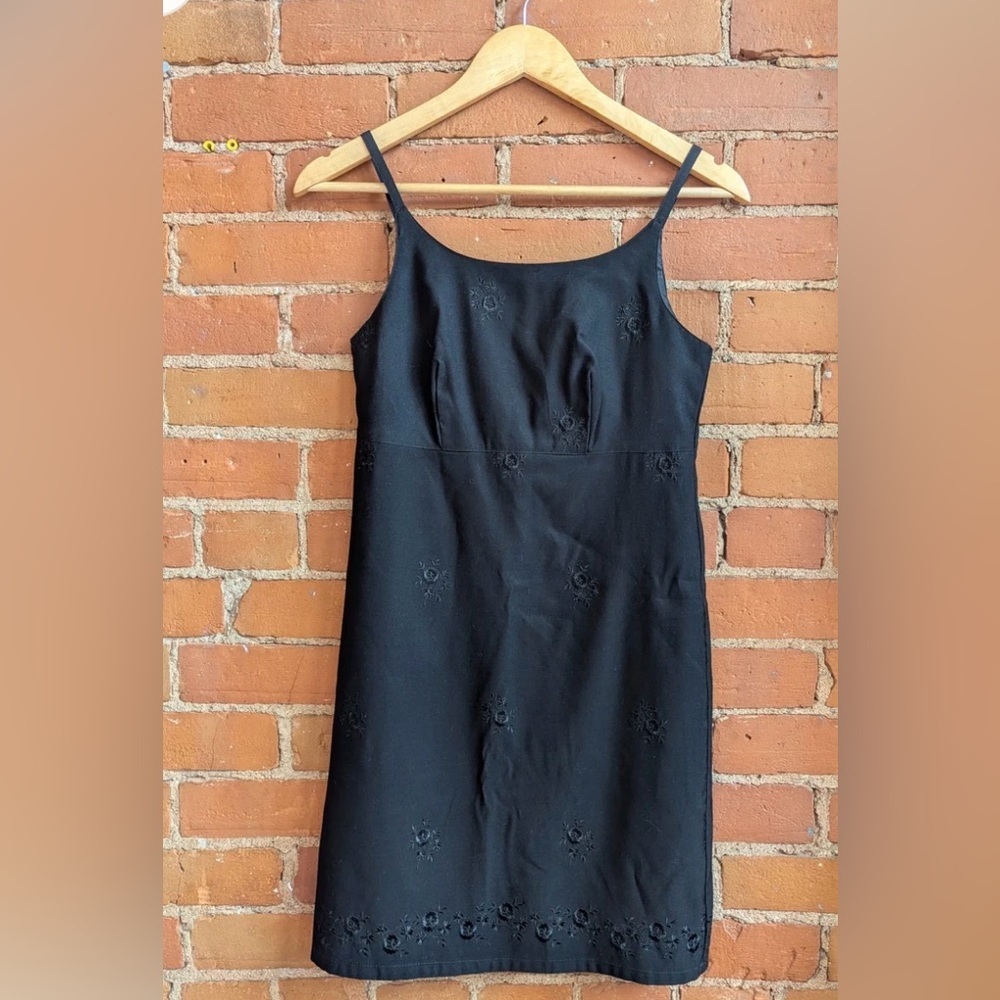 Gap Y2K Black Mini Dress With Embroidered Flowers LBD Little Black Dress Size 6